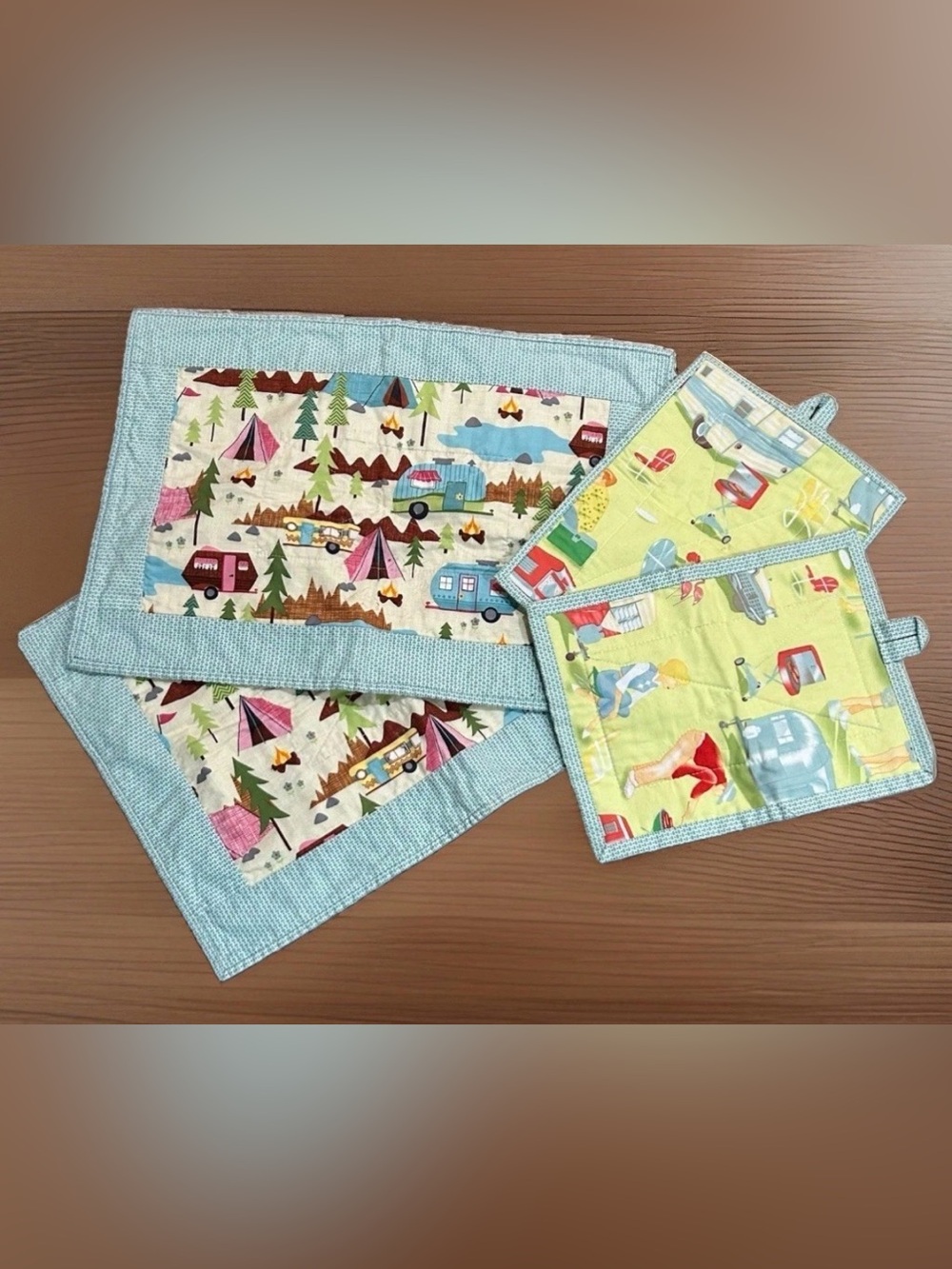 Campers Coffee Station 2 placemats 2 Pot Holders Tent Trailer Pattern